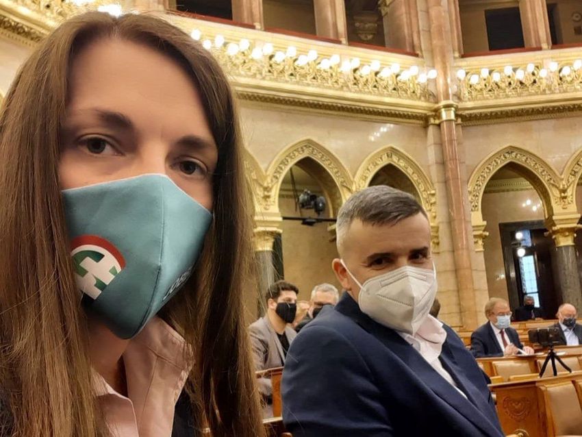 Negatív teszttel is lehessen szállást foglalni, mondja a Jobbik