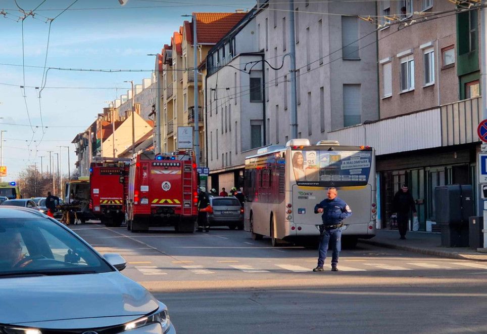 A buszmegállóba csapódott egy autó a Csapó utcán