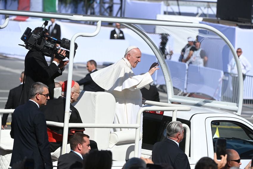 Ferenc pápa: a kereszt kitárt kar is egyben