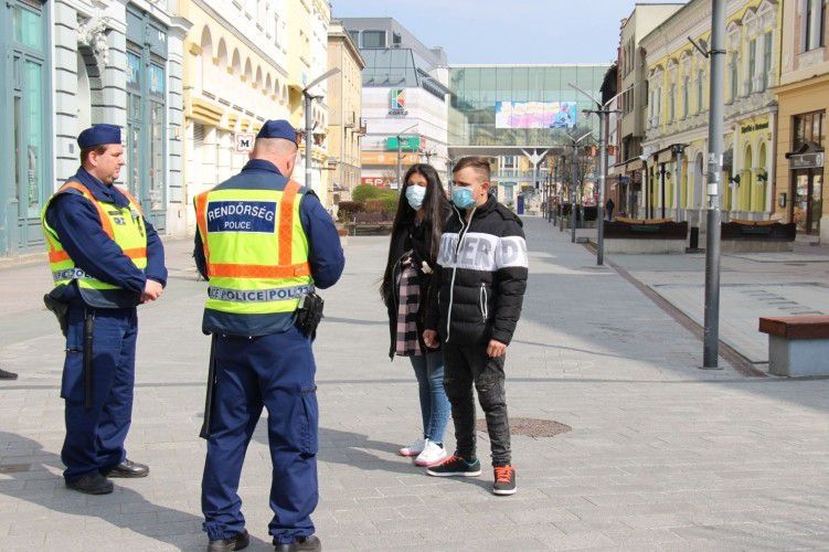 Kijárási korlátozás: rendőrök ellenőriznek az utcán Nyíregyházán is