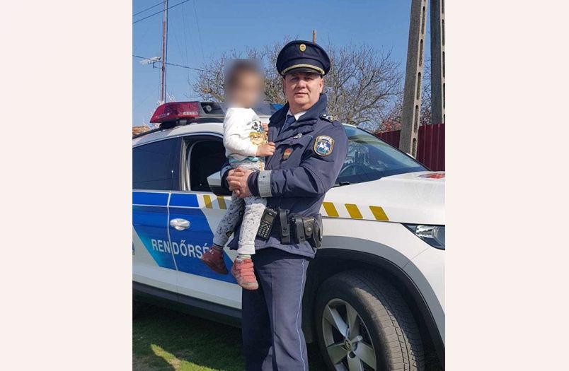 A rendőrök karjaiban várta édesanyját a 3 éves debreceni kisfiú