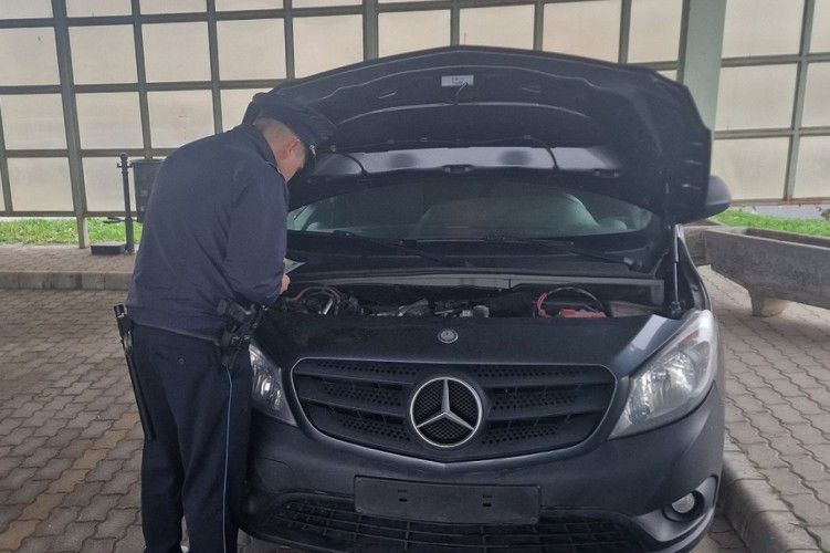Körözött Mercedes a csengersimai határon