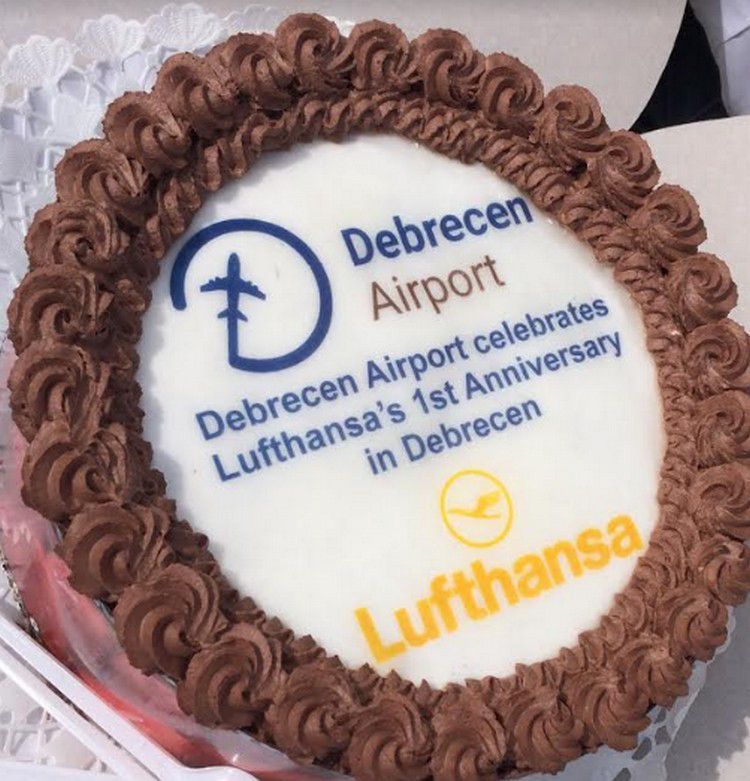 Tortával ünnepelt Debrecenben a Lufthansa