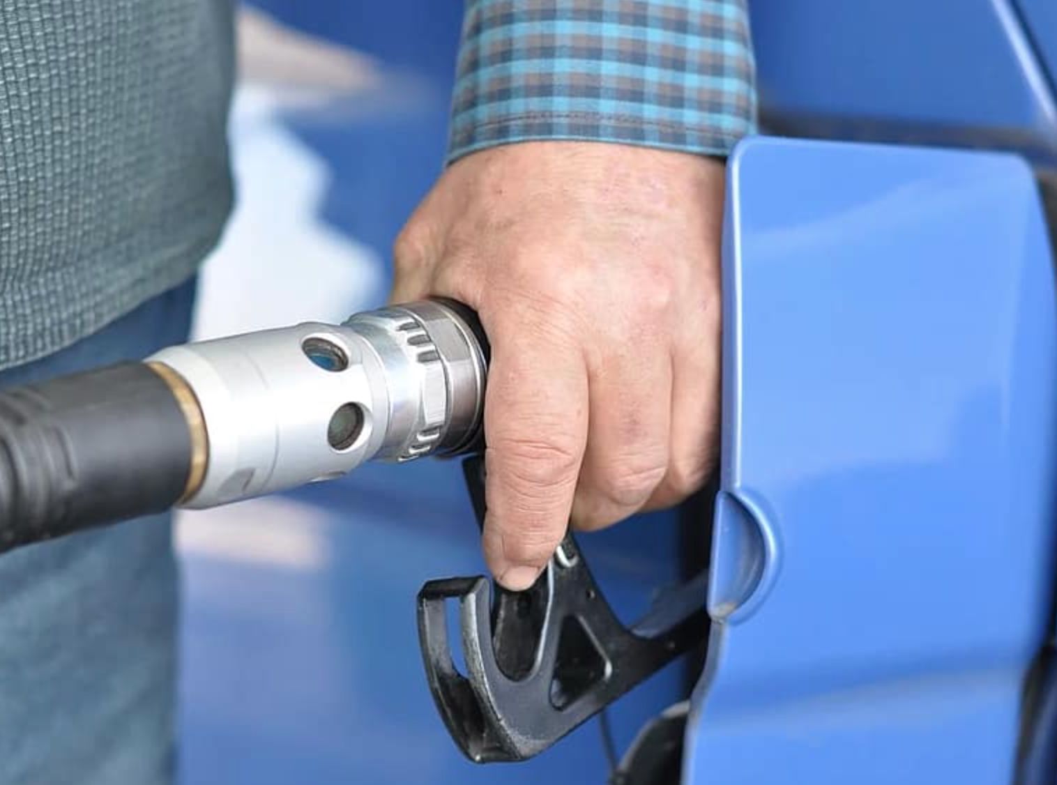 Üzemanyagárak: a kiskereskedők helyett a MOL-t és a kormányt fenyegessék!