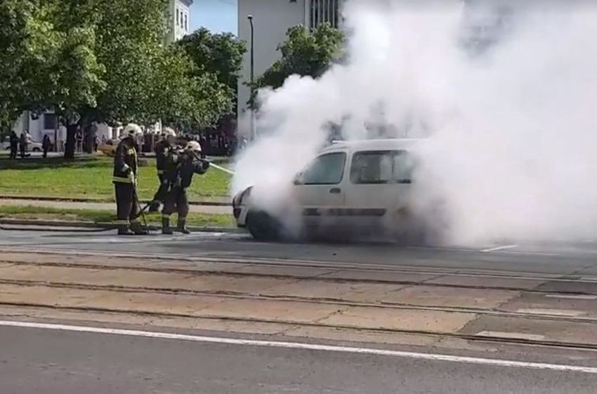 Dráma a Petőfi téren: kigyulladt egy autó