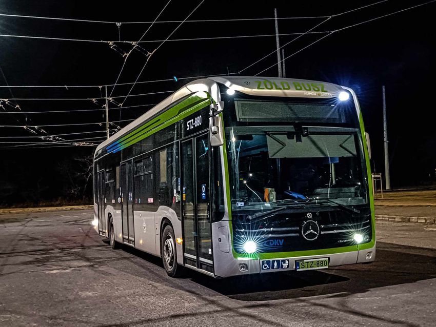 Baleset a Nagyerdei körúton: terelőútvonalon számos debreceni busz