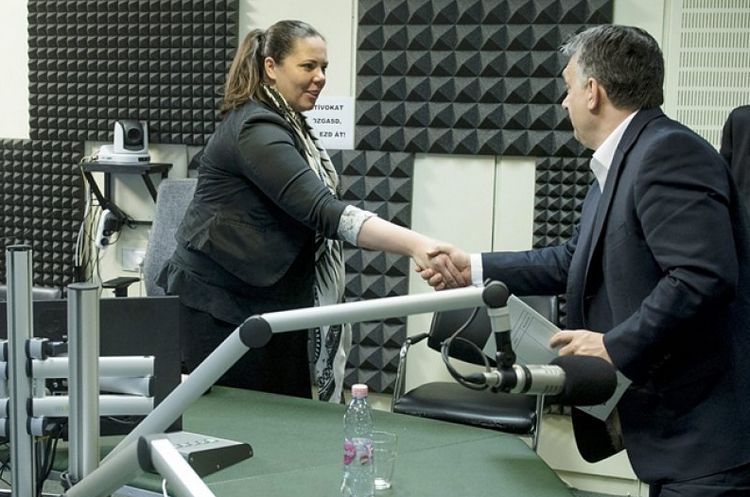 Leváltották az Orbán-interjúkat készítő műsorvezetőt