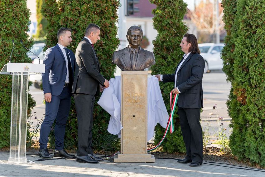 Lévai Béla szobrot kapott Debrecen-Józsán