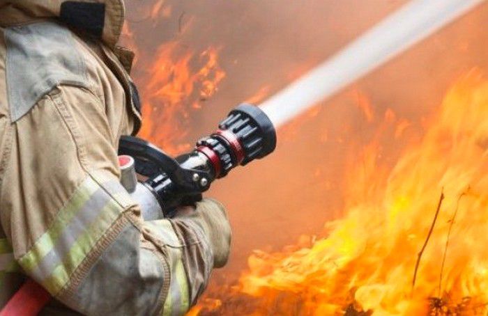 Tiszaújvárosban négy település tűzoltói küzdenek a lángokkal