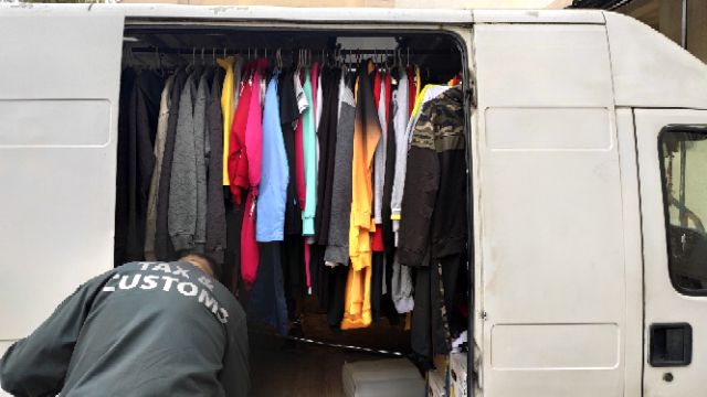 Hamis ruhákkal volt megpakolva egy kisteherautó Ózdon