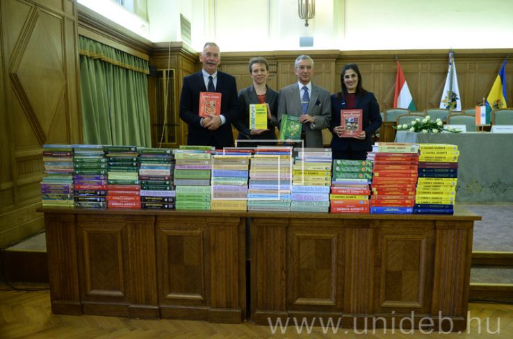 Indiából kapott könyveket a Debreceni Egyetem