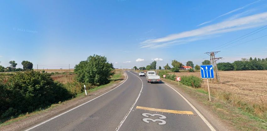 Árokba hajtott egy kocsi a 33-ason