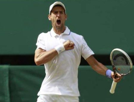I. Novak szerb király ül Wimbledon trónján