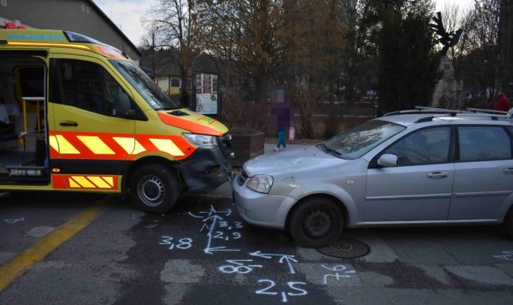 Ittas sofőr ütött el egy mentőt és egy rendőrt Ózdon
