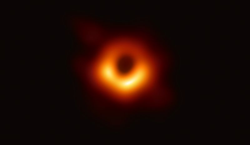 Világszenzáció: itt az első fotó egy fekete lyukról!
