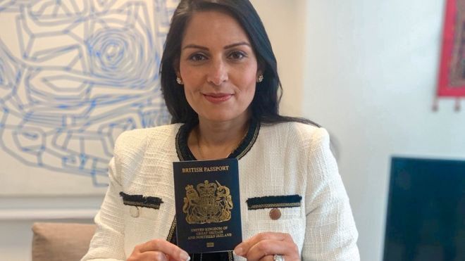 Bordó helyett kék lesz a brit útlevél