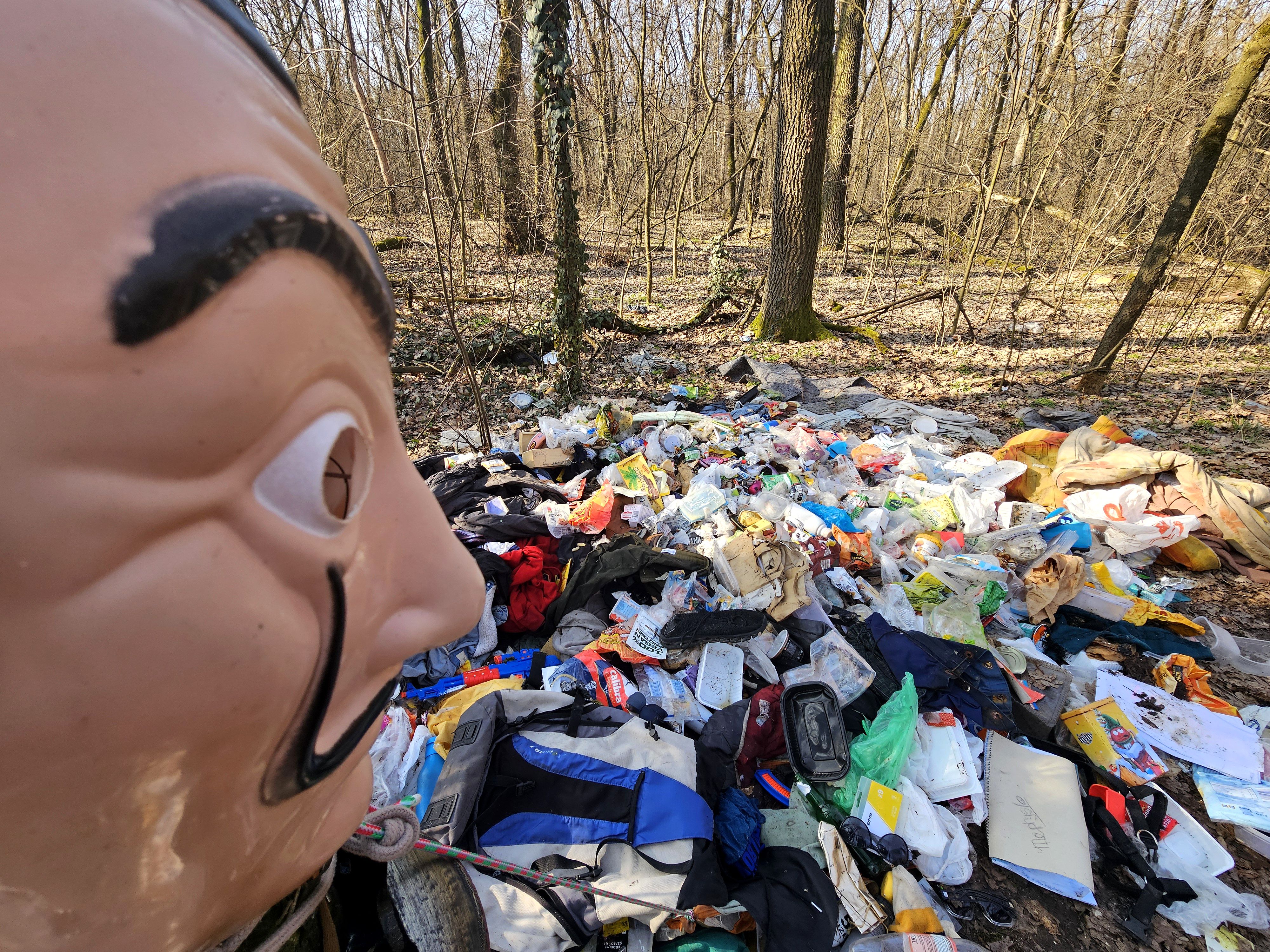 Bűzölgő szemétkupac a Nagyerdő szívében 