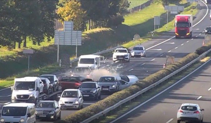 Fékezés nélkül csapódott a kocsisorba egy román autós az M1-esen + VIDEÓ!