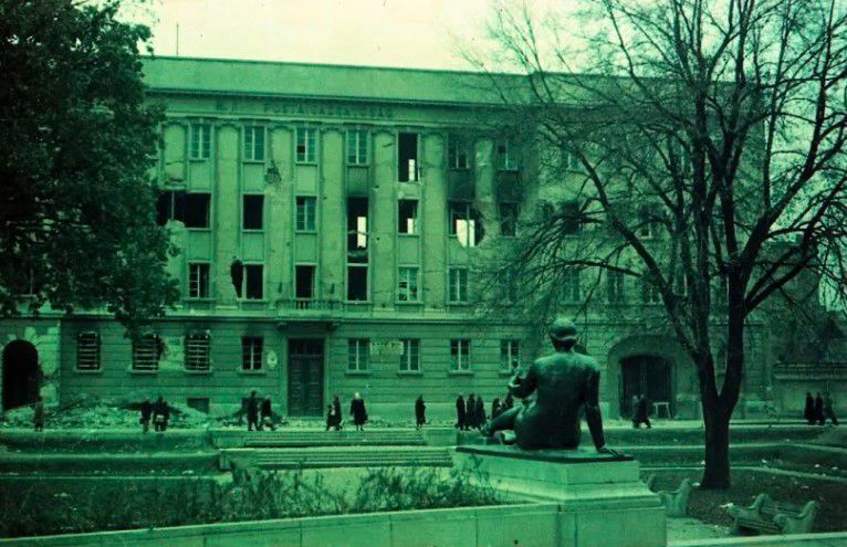 Emlékezzünk a napra, amikor a szovjet hadsereg lerohanta és szétlőtte Debrecent!