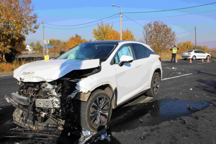 Őszi baleset Zsákán: súlyosan megsérült a vétlen autó utasa