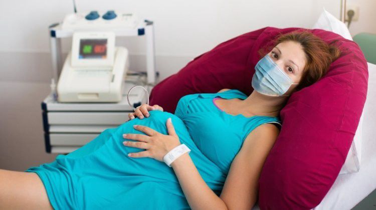 Lélegeztetőgépen van több koronavírusos, várandós nő