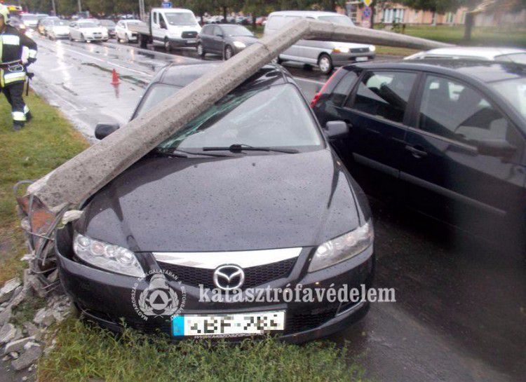 Villanyoszlopot döntött egy autós Debrecenben+fotók