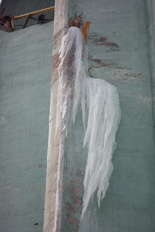 Méteres jégképződmények lógnak a víztornyon