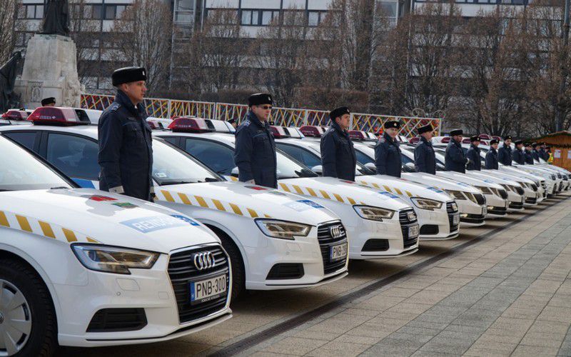 Ellepték a rendőrautók Debrecen főterét