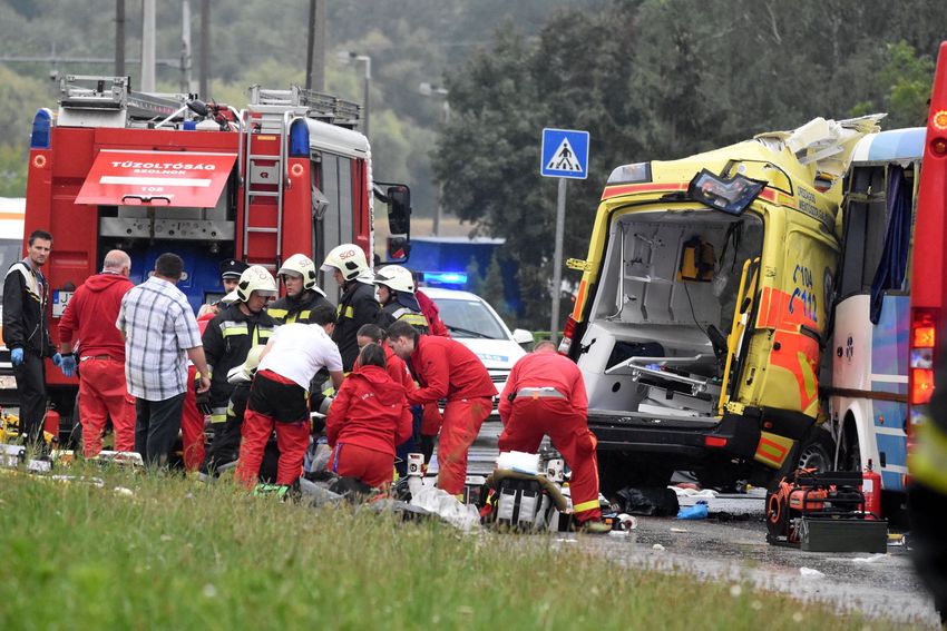 Mentőbaleset: gépkocsivezető és beteg halt meg Szolnoknál