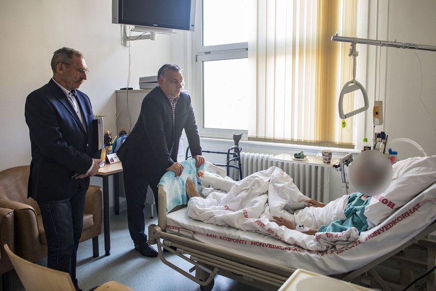 Orbán meglátogatta a sérült rendőröket