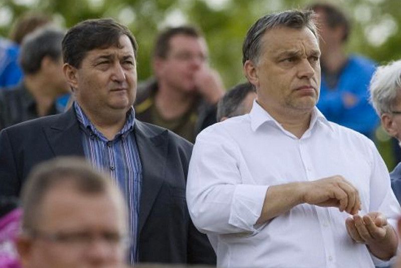 Ezt a plakátot kapja Orbán Viktor faluja