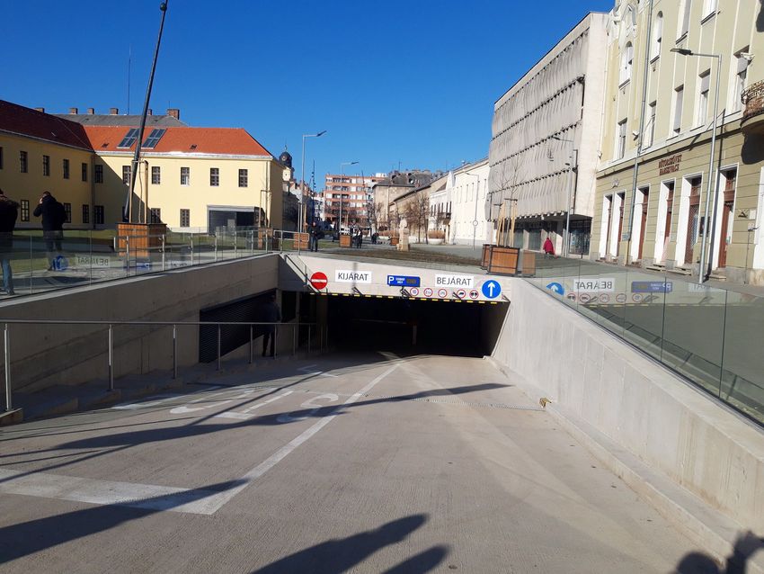 Zöld park fedi Debrecen új mélygarázsát