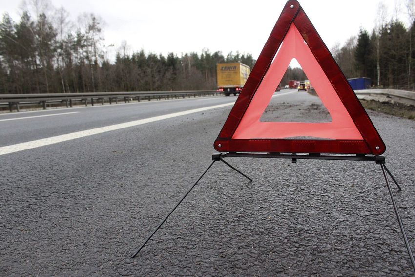 Teher- és személyautó ütközött a 42-esen