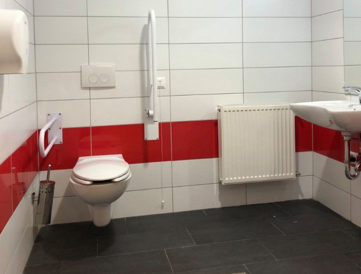 Miniszteri WC-avatás Debrecenben