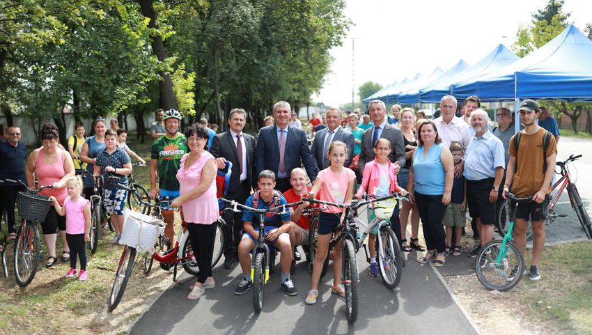 A helyiek azonnal birtokba vették az új bicikliutat Püspökladányban