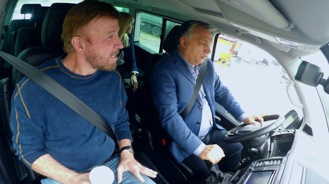 Orbán Viktor fuvarozta Chuck Norrist a TEK-hez - VIDEÓ!