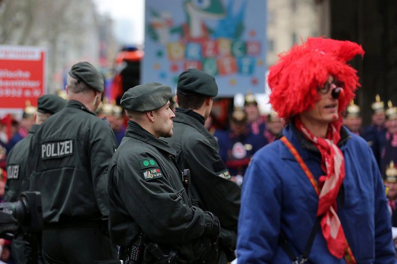 Terroristákat tartóztattak le a kölni karnevál első napján