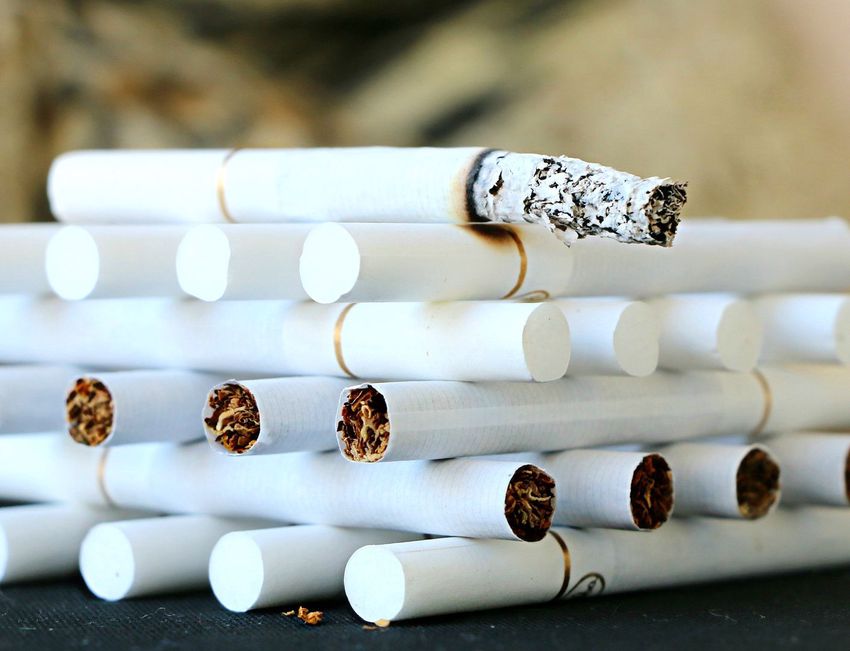 Ötvenezer doboz cigit és negyvenmillió forintot foglaltak le Nyíregyházán