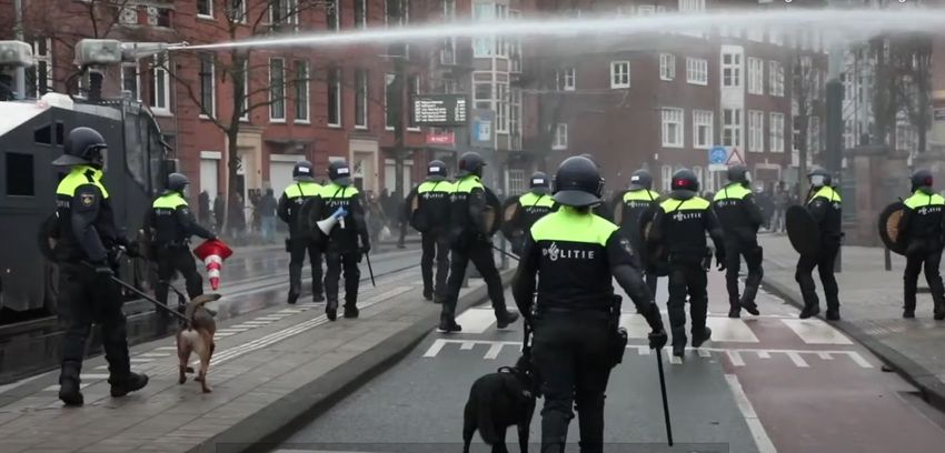 Durva zavargások a kijárási tilalom miatt a hollandoknál