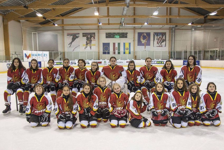 Sporttörténelem: bemutatkoznak Debrecenben a jégkorongozó lányok