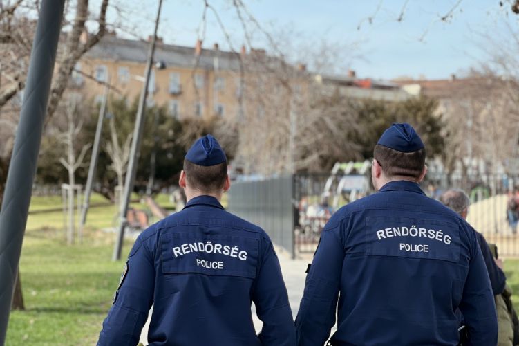 Gyilkosságot tervezett egy rendőr ellen Gyilkosságot tervezett egy rendőr ellen