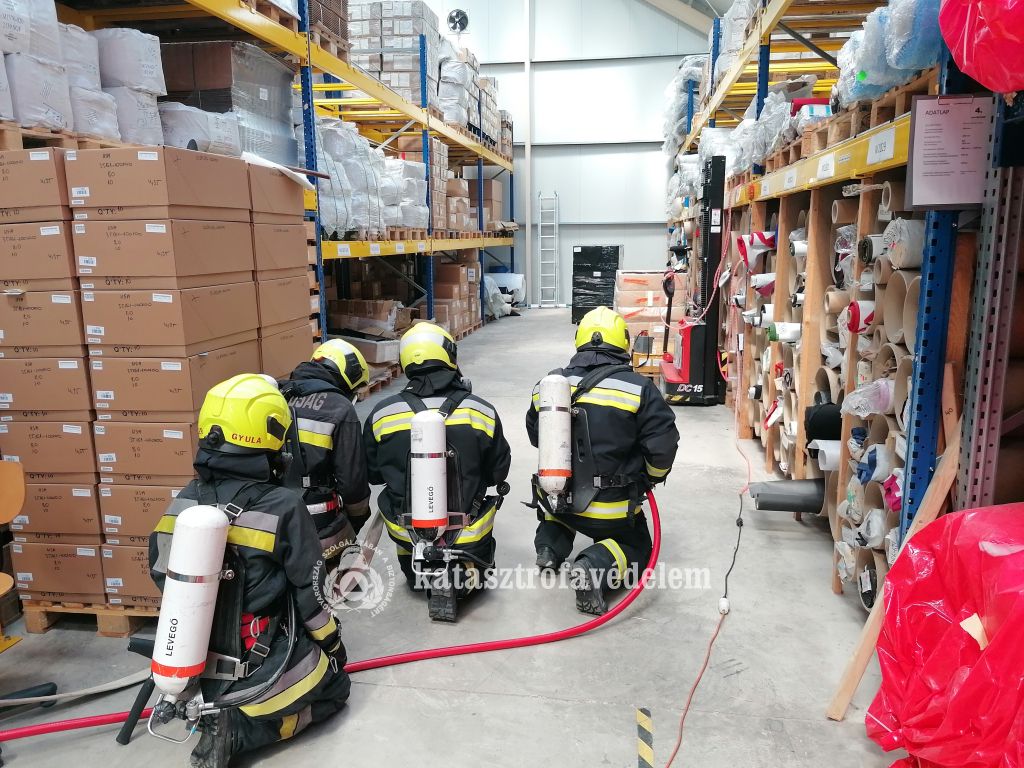 Tűz egy kesztyűgyárban? A rakamazi tűzoltók erre is felkészültek