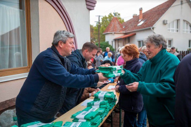 Debrecenben a fideszes képviselők osztják a lombgyűjtő zsákokat