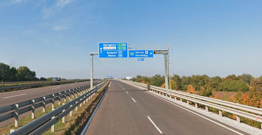 Szalagkorlátnak hajtott egy teherautó az M35-ösön