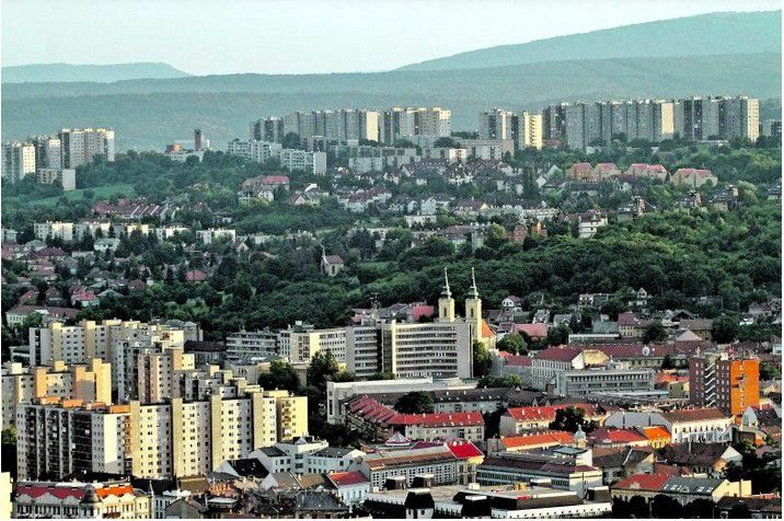 A lakótelep üres lakásaiba költöztetne migránsokat Gyurcsány pártja