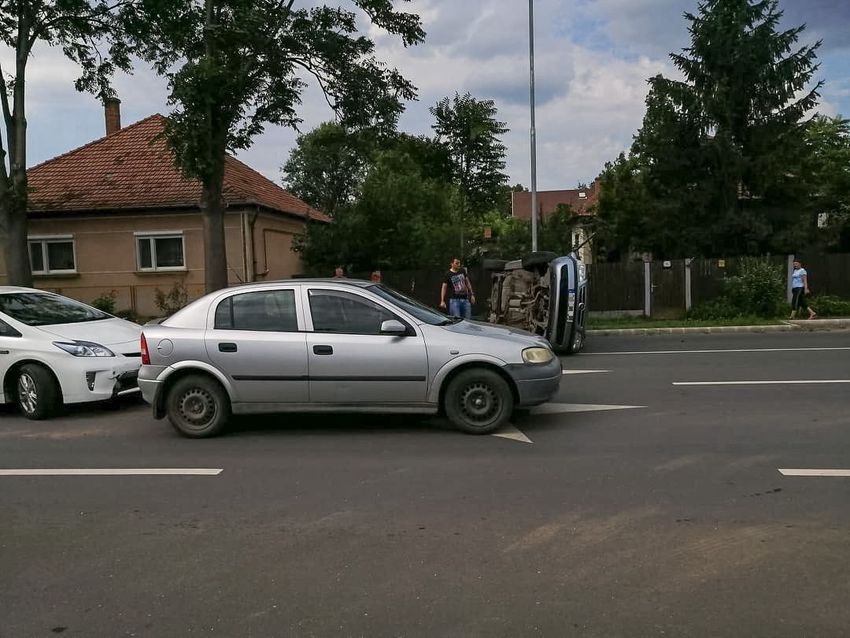 Felborult egy autó Debrecenben