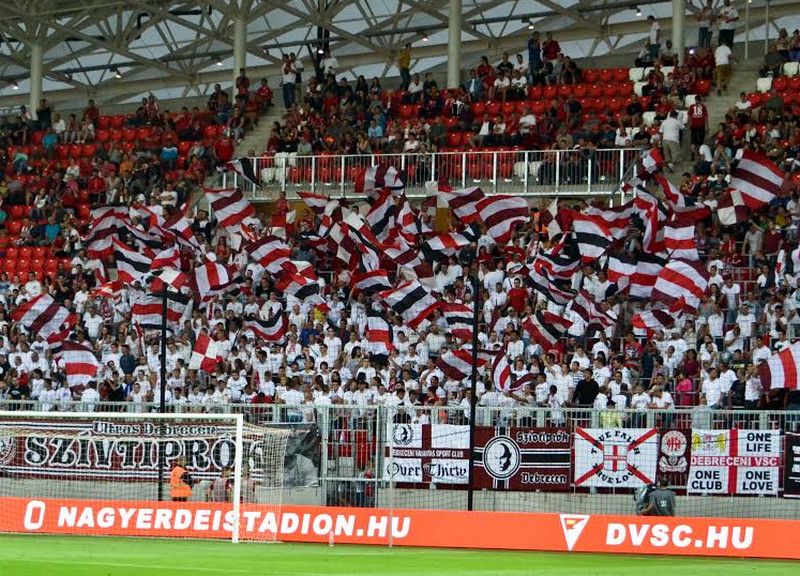 Az ultrák a politikusokat győzködik a fociláz közepette