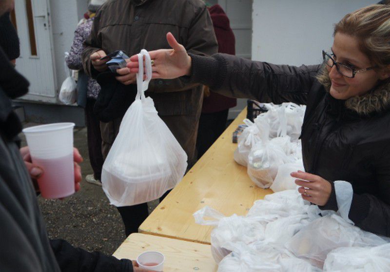 Ebédet kapnak a rászorulók a debreceni belvárosban