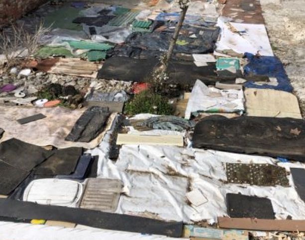 Nyolc mázsa, részben veszélyes hulladék egy debreceni ház udvarán 