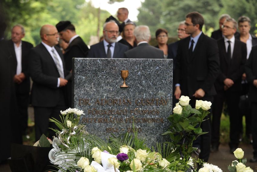 Felavatták Adorján Gusztáv, a megyei kórház egykori főigazgatójának síremlékét